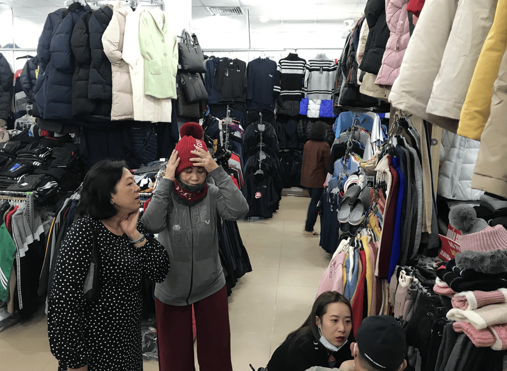 At the Russian Market, many booths showcase bilingual signage in Vietnamese and Russian (Source: danviet.vn)